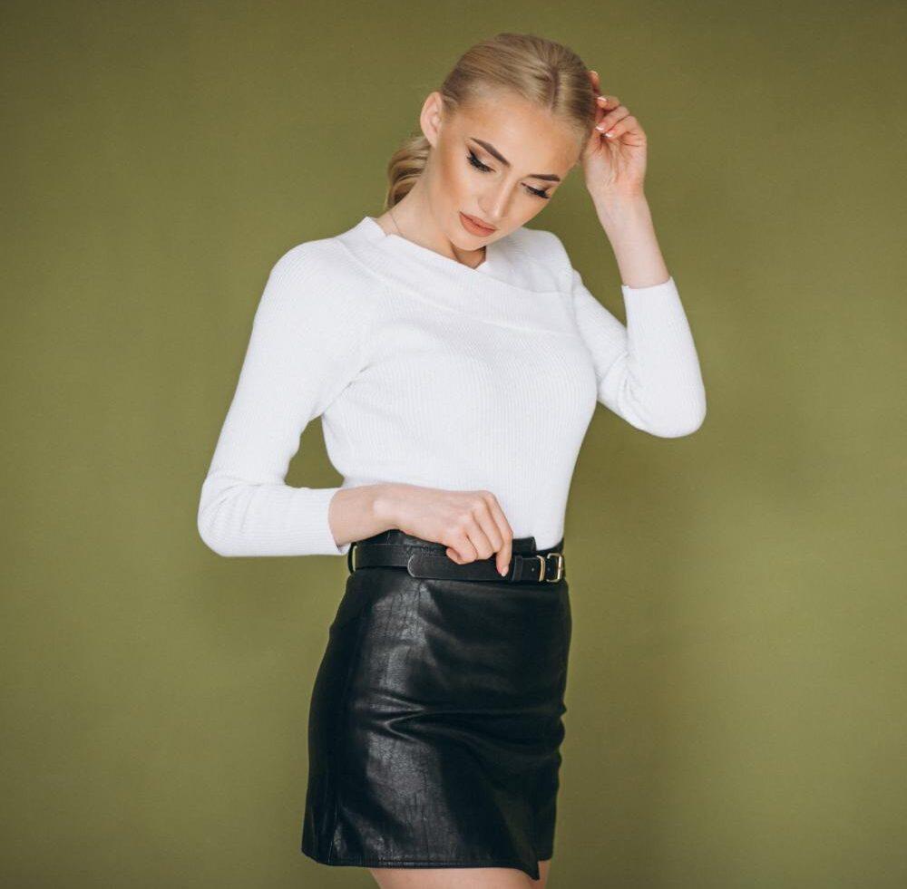 Leather Skirts in Florida: Capturing the Essence of Summer Sophistication